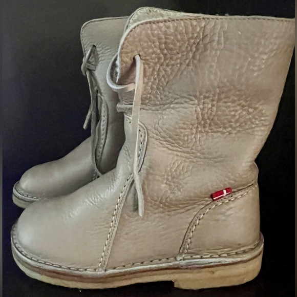 DUCK FEET BOOTS
DISCONTINUED COLOR
SIZE 36 (6)
EXCELLENT CONDITION WORN ONCE - Picture 4 of 7